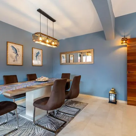 Vakantiehuis Elegant Paola Private Heated Pool